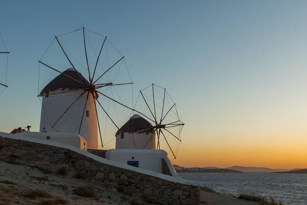 Increíbles molinos de viento Sunset y White en la isla de Mykonos, Grecia — Foto de Stock