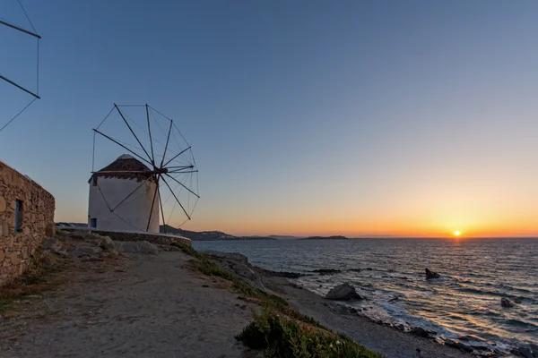 Ηλιοβασίλεμα των λευκών ανεμόμυλους και το Αιγαίο, στο νησί της Μυκόνου, Ελλάδα — Φωτογραφία Αρχείου