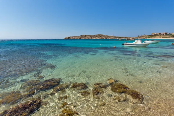 Clean Waters of Paranga Beach on the island of Mykonos, Greece — Stock Photo, Image