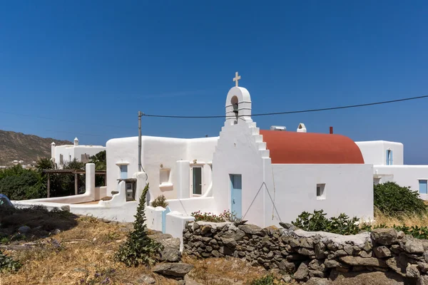 Vita kyrka med rött tak i staden av Ano Mera, Mykonos island, Grekland — Stockfoto