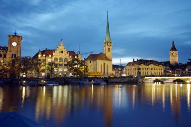 Gece fotoğraf Limmat Nehri, Zürih şehir içinde yansıma ve Fraumunster Kilisesi,