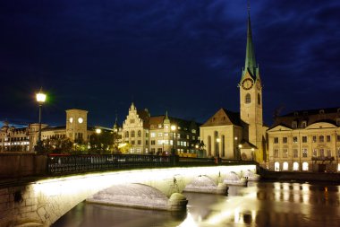 Fraumunster Kilisesi ve Limmat Nehri, Zürih şehir köprüden gece fotoğrafı