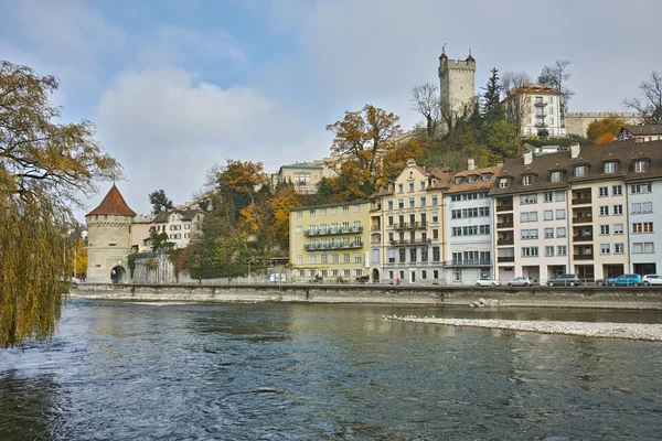 Blick auf Altstadt und Reflexion in der Reuss, Luzern — Stockfoto