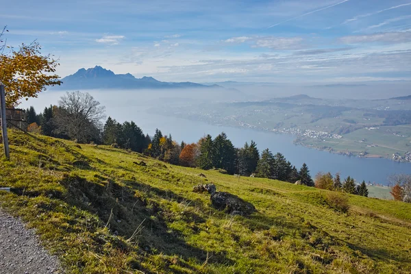 Niesamowita Panorama góra Pilatus i Jeziora Czterech Kantonów pokryte żaba, Alpy — Zdjęcie stockowe