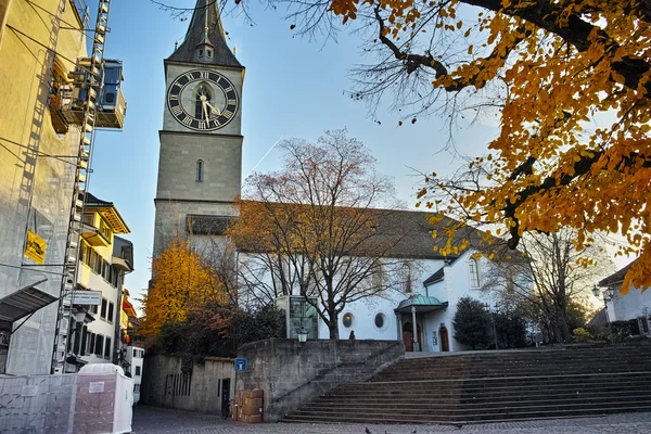 St. Peter Church and autumn trees, City of Zurich — Stock Photo, Image