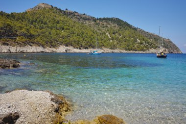 Assos Körfezi köyü ve güzel deniz koyu, Kefalonia, Yunanistan