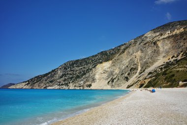 Myrtos plajının mavi suları, Kefalonia, Yunanistan