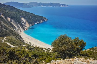 Myrtos plajının mavi suları, Kefalonia, Yunanistan