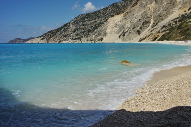 Myrtos plajının mavi suları, Kefalonia, Yunanistan