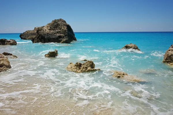 Megali Petra plajında kayalar, Lefkada, Yunanistan