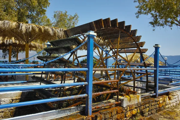 Karavomilos köyünde Plajda su çarkı, Kefalonia, Yunanistan