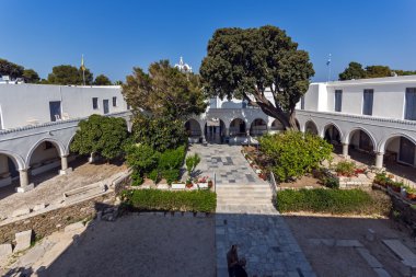 Parikia'daki Panagia Ekatontapiliani kilisesinin avlusu, Paros adası, Yunanistan 