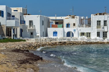 Eski Beyaz Saray ve Bay Naoussa şehirde, Paros Island, Yunanistan