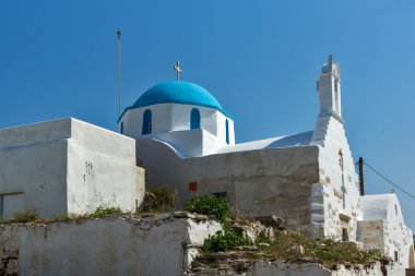 Beyaz chuch mavi çatılı kasaba Parakia, Paros Island, Yunanistan