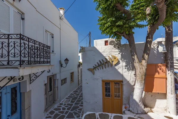 Gata med vita hus i staden Parakia, Paros Island, Grekland — Stockfoto