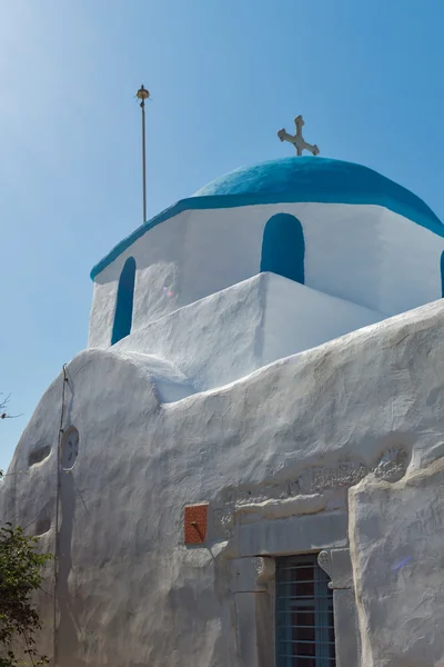 Increíble vista de White chuch con techo azul en la ciudad de Parakia, isla de Paros, Grecia — Foto de Stock