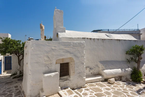 Chuch blanco y calle en la ciudad de Parakia, isla de Paros, Grecia —  Fotos de Stock