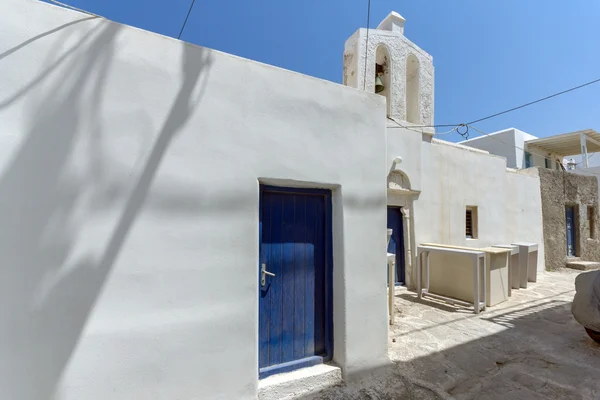 Casa blanca típica en la ciudad de Naoussa, isla de Paros, Grecia — Foto de Stock
