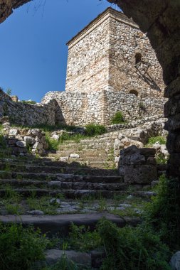 Taş merdiven ve Pirot Kalesi girişi