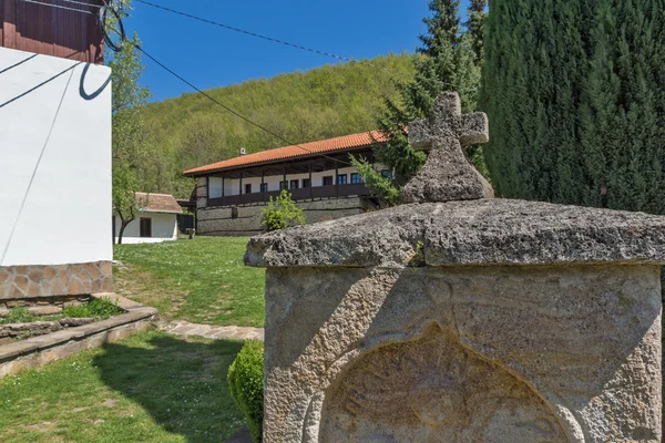 Szökőkút és a régi épületek Temski kolostor Szent György, Szerb Köztársaság — Stock Fotó