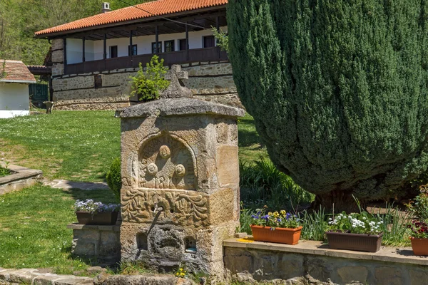 Increíble vista con fuente y patio en el monasterio de Temski St. George, República de Serbia —  Fotos de Stock