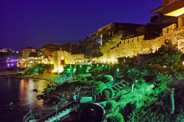 Süzebolu antik sur duvarları restore edilmiş kapı kısmının gece fotoğraf