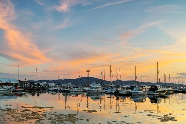 Incrível paisagem marinha do pôr do sol no porto de Sozopol, Bulgária — Fotografia de Stock