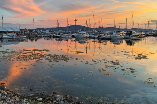 Sunset seascape com pequenos barcos no porto de Sozopol, Bulgária — Fotografia de Stock