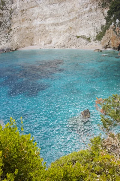 Agua azul y rocas de playa en la isla de Zakynthos —  Fotos de Stock