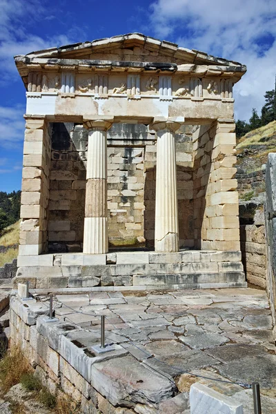 Edifício do Tesouro de Atenas no sítio arqueológico grego antigo de Delphi — Fotografia de Stock