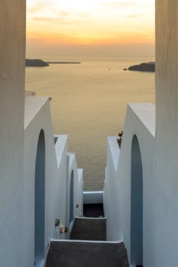 Beyaz evler ve günbatımı manzara kasabasında Imerovigli, Santorini Adası, Thira, Yunanistan