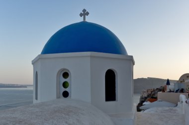 Mavi çatılı Oia kasaba ve panorama Santorini Adası, Thira, Yunanistan Kilisesi