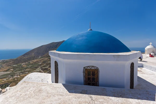 Tetto blu della chiesa e vista panoramica sull'isola di Santorini, Thira, Grecia — Foto Stock