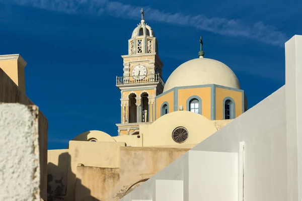 Campanario de la iglesia ortodoxa en la ciudad de Firostefani, isla de Santorini, Thira, Grecia — Foto de Stock