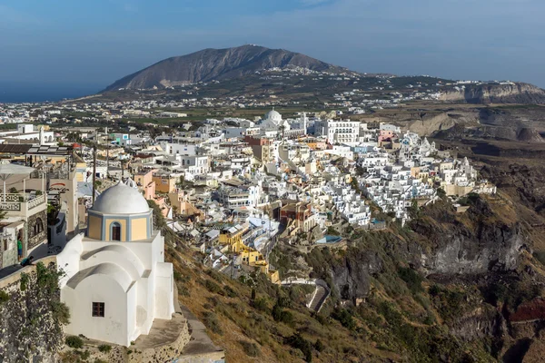 Paisagem incrível para a cidade de Fira e Profeta Elias pico, Santorini ilha, Thira, Grécia — Fotografia de Stock