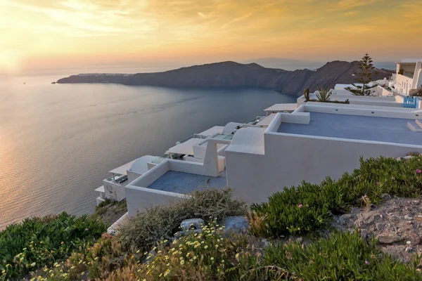 Vue imprenable sur le coucher du soleil de Imerovigli à Oia, île de Santorin, Thira, Grèce — Photo