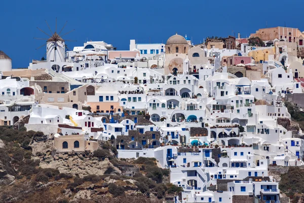 Vista panorámica de la ciudad de Oia desde el mar, isla de Santorini, Grecia — Foto de Stock