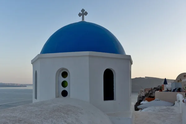 Eglise avec toit bleu dans la ville d'Oia et panorama sur l'île de Santorin, Thira, Grèce — Photo