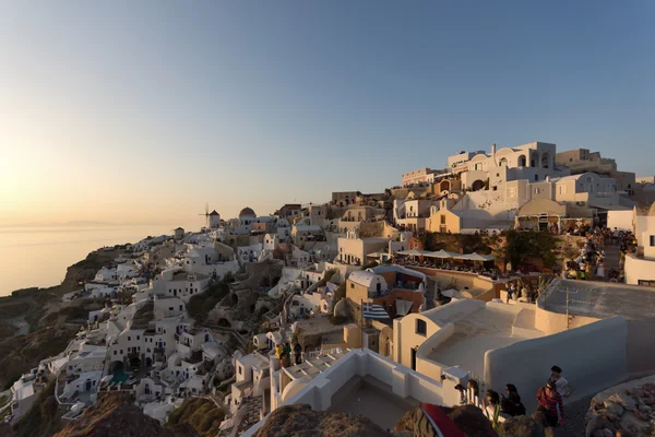 Paisagem incrível do por do sol na cidade de Oia, ilha de Santorini, Thira, Greece — Fotografia de Stock