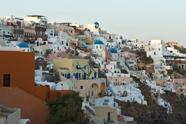 Paisaje panorámico al atardecer en la ciudad de Oia, isla de Santorini, Thira, Grecia — Foto de Stock