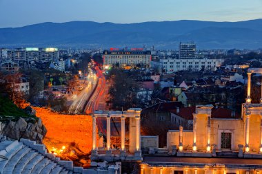 Antik Roma Tiyatrosu ve şehir Plovdiv inanılmaz gece manzarası
