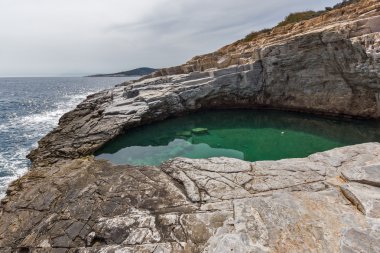 Antik sütunlar ve günbatımı Evraiokastro arkeolojik sitesi, Thassos town, Yunanistan 