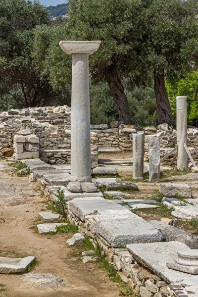 Sloupce v ruinách starobylého kostela v archeologické lokalitě Aliki, ostrov Thassos, Řecko — Stock fotografie