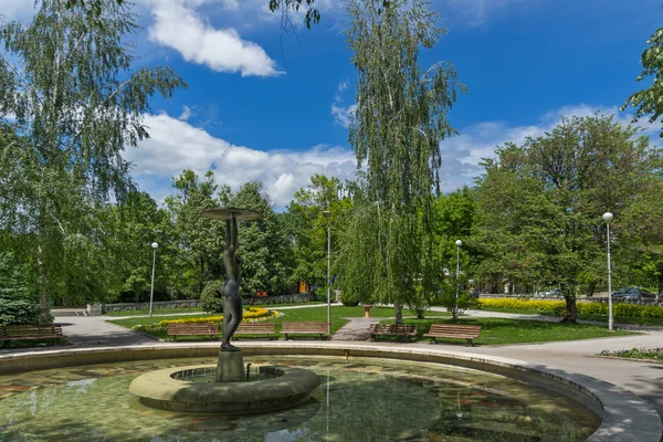 Fontän och park i stadens centrum i Hisarya, Bulgarien — Stockfoto