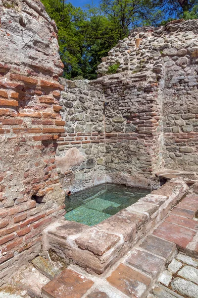 Rester av väggen och pool i den antika termiska bad Diocletianopolis, stad i Hisarya, Bulgarien — Stockfoto