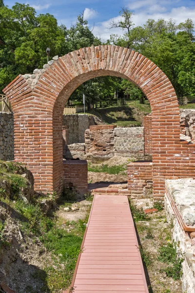 Ερείπια της εισόδου του ρωμαϊκό λουτρό στο αρχαίο Διοκλητιανούπολις, πόλη της πόλης Χισάρ, Βουλγαρία — Φωτογραφία Αρχείου