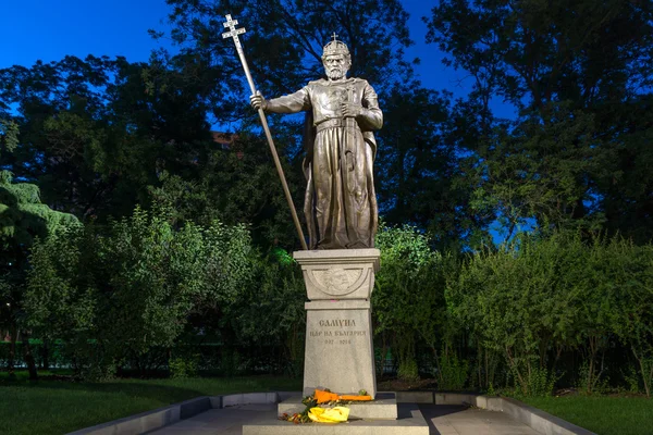 Foto nocturna del monumento del zar bulgaro Samuel, Sofía — Foto de Stock