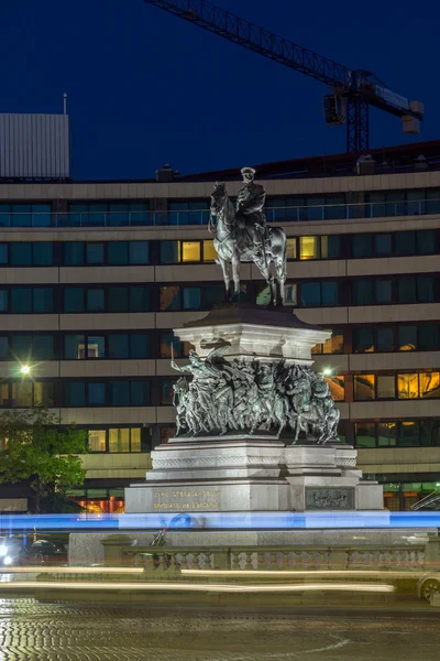Ночное фото памятника царю-освободителю, София — стоковое фото