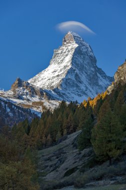 Küçük bulut Matterhorn tepe üzerinde Zermatt, Valais Canton görüntülemek