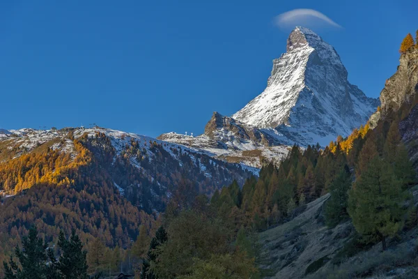 První paprsky slunce nad vrchol Matterhornu, pohled z Zermattu, Švýcarsko — Stock fotografie